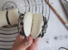 用手将两端稍稍往里收。变成漂亮的花卷。