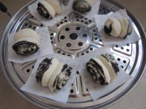 垫上油纸摆放入蒸锅中。酵发20分钟后，大火蒸15分钟，闷5分钟即可出锅享用。