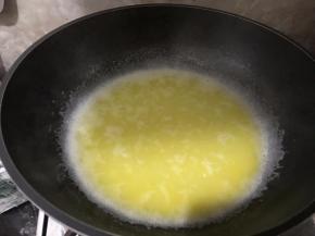 黄油切小块加入水加热至水沸腾，黄油融化，然后加入盐和糖拌匀融化至液状。