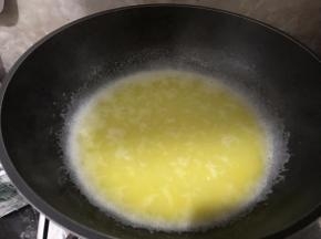黄油切小块加入水加热至水沸腾，黄油融化，然后加入盐和糖拌匀融化至液状。