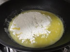 低粉过筛后加入到锅里