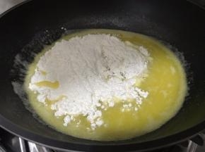 低粉过筛后加入到锅里
