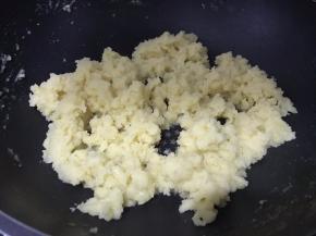 用刮刀快速的拌均匀