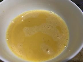 鸡蛋用手抽打散至无连结状