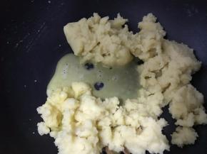 分多多次将鸡蛋液加入到面糊中