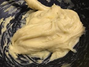 每次要到完全拌匀后再加入新的鸡蛋液。