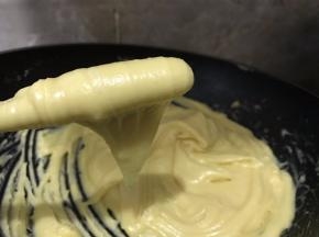 用筷子挑起面糊，能呈边缘光滑的倒三角就OK了。