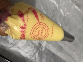 将面糊装入裱花袋中