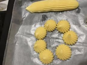 挤在烤盘的油纸上