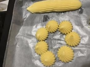 挤在烤盘的油纸上