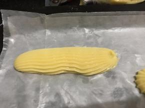 喜欢怎么样的形状就可以挤怎么样的，也可以用勺子直接勺在油纸上