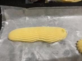 喜欢怎么样的形状就可以挤怎么样的，也可以用勺子直接勺在油纸上