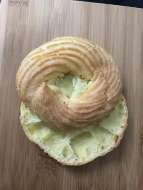 入烤箱，200度13分钟，180度，13分钟。出炉冷却待用，切为二。