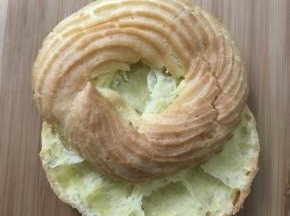 入烤箱，200度13分钟，180度，13分钟。出炉冷却待用，切为二。