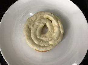 将烤好冷却后的泡芙，侧面切开，在底部那一层里挤入奶油酱