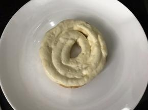 将烤好冷却后的泡芙，侧面切开，在底部那一层里挤入奶油酱