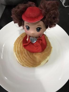 将小公主的腿用保鲜膜包起来，塞在泡芙的中心