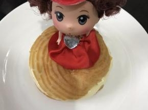 将小公主的腿用保鲜膜包起来，塞在泡芙的中心