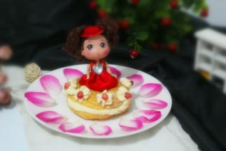 边上挤上奶油花，贴上石榴当宝石