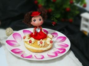 边上挤上奶油花，贴上石榴当宝石