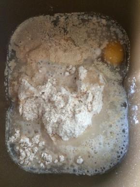 将可可面团中除了黄油外的材料均投入面包机里