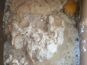 将可可面团中除了黄油外的材料均投入面包机里