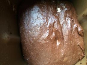 开启面包机和面一个程序后加入黄油液 再利用面包机的程序和面一次