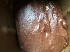 开启面包机和面一个程序后加入黄油液 再利用面包机的程序和面一次