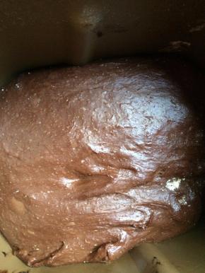 取出面包在桌子上摔打几下，很容易就有膜出来 再次投进面包机里发酵至原面团的二倍大