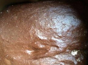 取出面包在桌子上摔打几下，很容易就有膜出来 再次投进面包机里发酵至原面团的二倍大