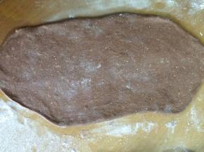 取一面团擀成宽的长条形