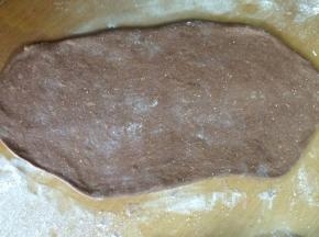 取一面团擀成宽的长条形