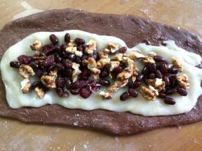 再撒入核桃仁、蔓越梅、蜜豆