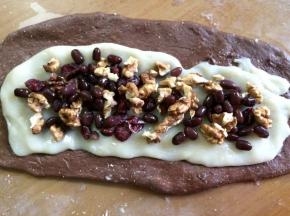 再撒入核桃仁、蔓越梅、蜜豆