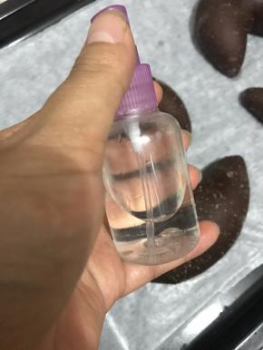 等到差不多二倍大时，然后在表面喷上水