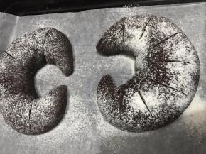 撒上粉并割上几道口子