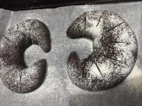 撒上粉并割上几道口子