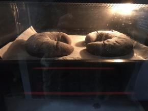 放进预热至180度的烤箱内，烤20分钟左右即可