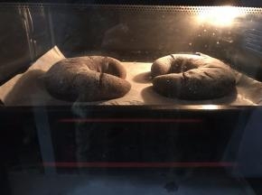 放进预热至180度的烤箱内，烤20分钟左右即可