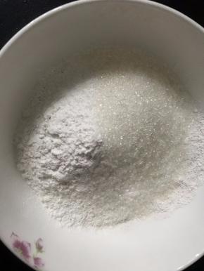 麻薯制作如下，将麻薯材料里的两种粉和糖放进碗里拌一下