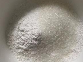 麻薯制作如下，将麻薯材料里的两种粉和糖放进碗里拌一下