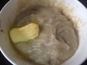 然后用筷子在热的时候拌入黄油，冷却待用