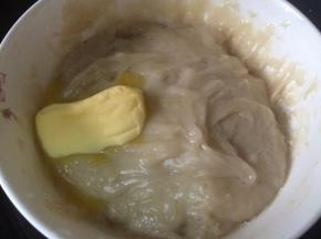 然后用筷子在热的时候拌入黄油，冷却待用