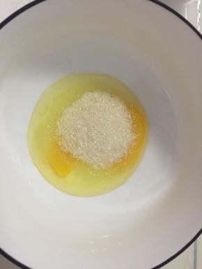鸡蛋加砂糖打散
