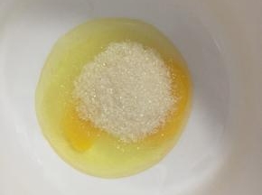 鸡蛋加砂糖打散
