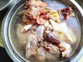 1.	公鸡买回来先剁成小块，再放到清水里冲洗，去掉多除的鸡毛和油脂，