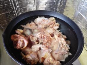 2.	锅里添清水，放入洗净的鸡块，焯水，去油腥，