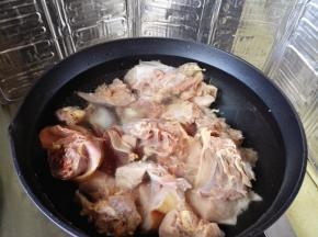 2.	锅里添清水，放入洗净的鸡块，焯水，去油腥，