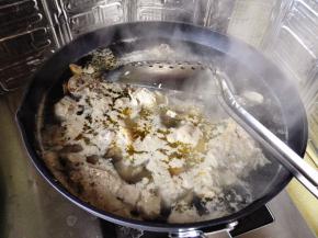 3.	开锅后，捞出鸡块，