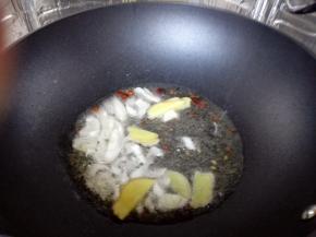 7.	热锅凉油，油热后倒入葱，姜，大料，花椒爆香，